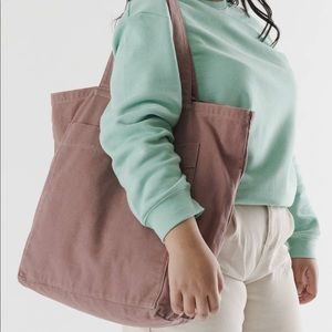 Baggu giant pocket tote in peppercorn